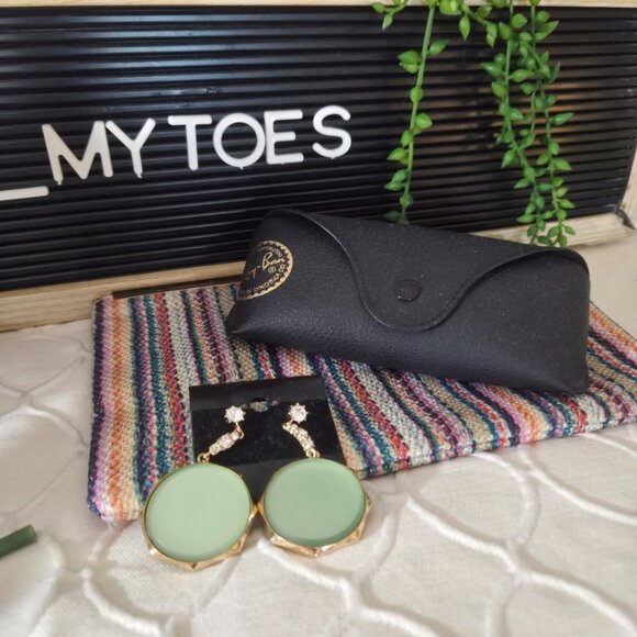 Ray-Ban Vintage 1980s/1990s Gold Frame Glasses, case and cloth Uni-Sex - Picture 13 of 16